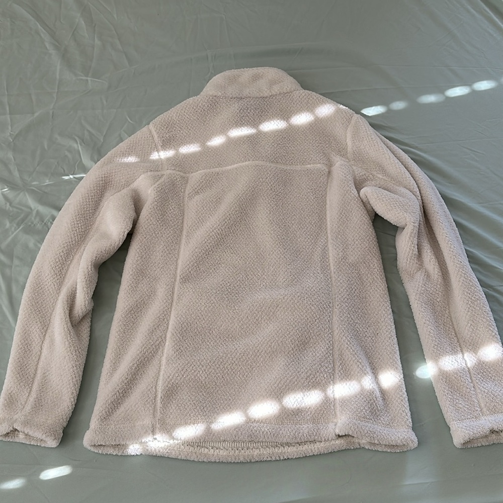 Patagonia Women’s Cream Quarter Snap Fleece Pullover - Picture 4 of 4